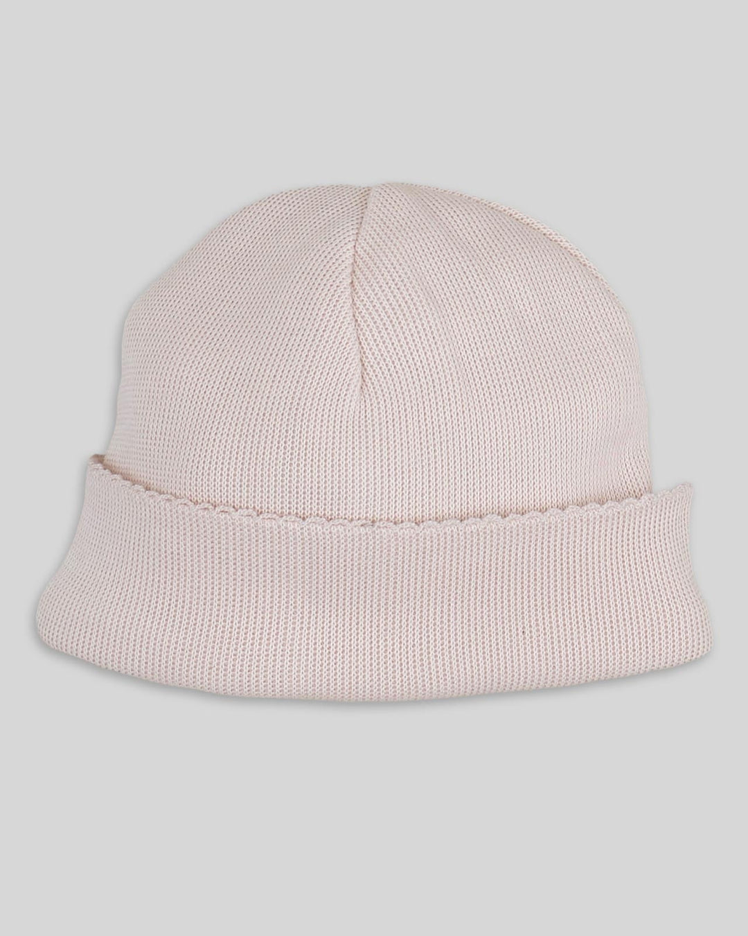 Gorro nude para bebé recién nacido, estilo minimalista y unisex, ideal para combinar.