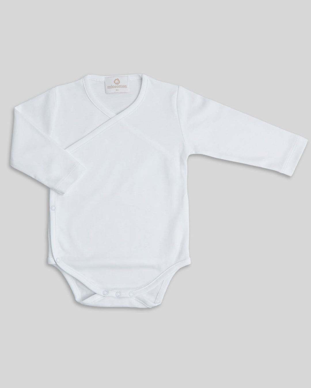 Body cruzado para bebés blanco, práctico y elegante.
