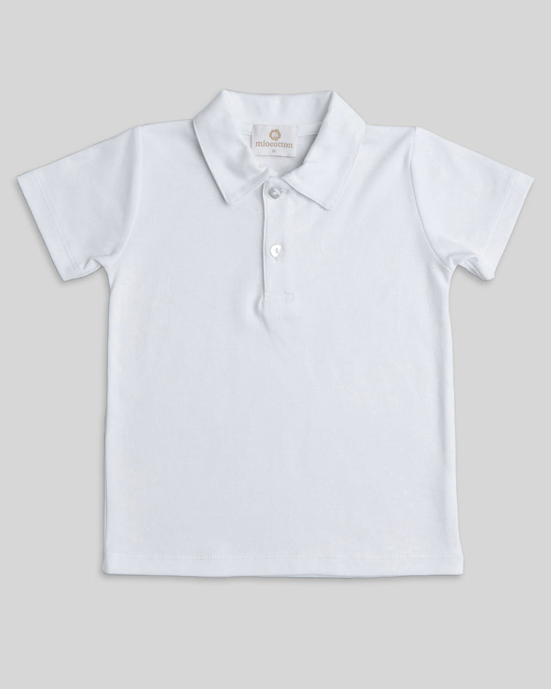 Polo con cuello color blanco, una opción clásica y versátil para tu vestuario.