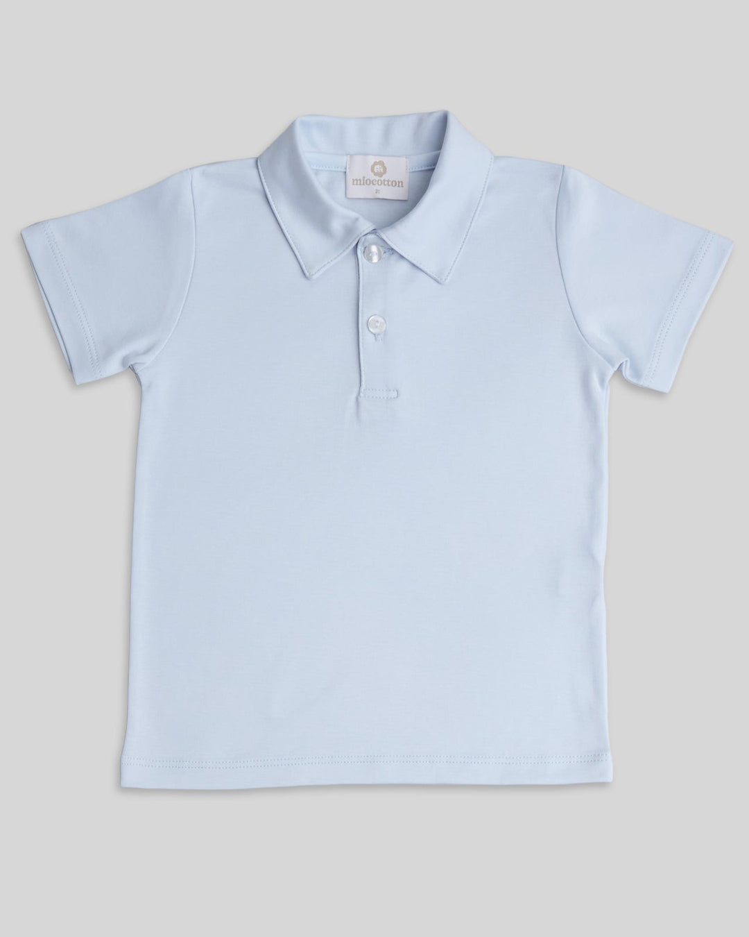 Polo con cuello color celeste, ideal para un estilo fresco y relajado.