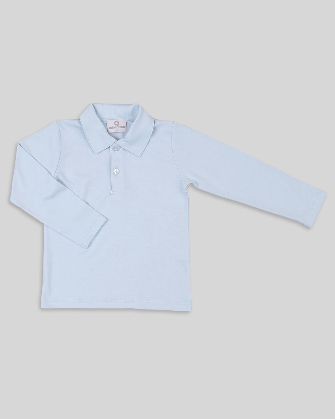 Polo con cuello en color celeste, ideal para un look fresco y relajado.