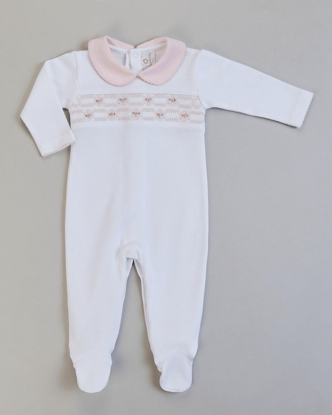 Enterizo blanco para bebé, elegante y cómodo para momentos especiales o el día a día.
