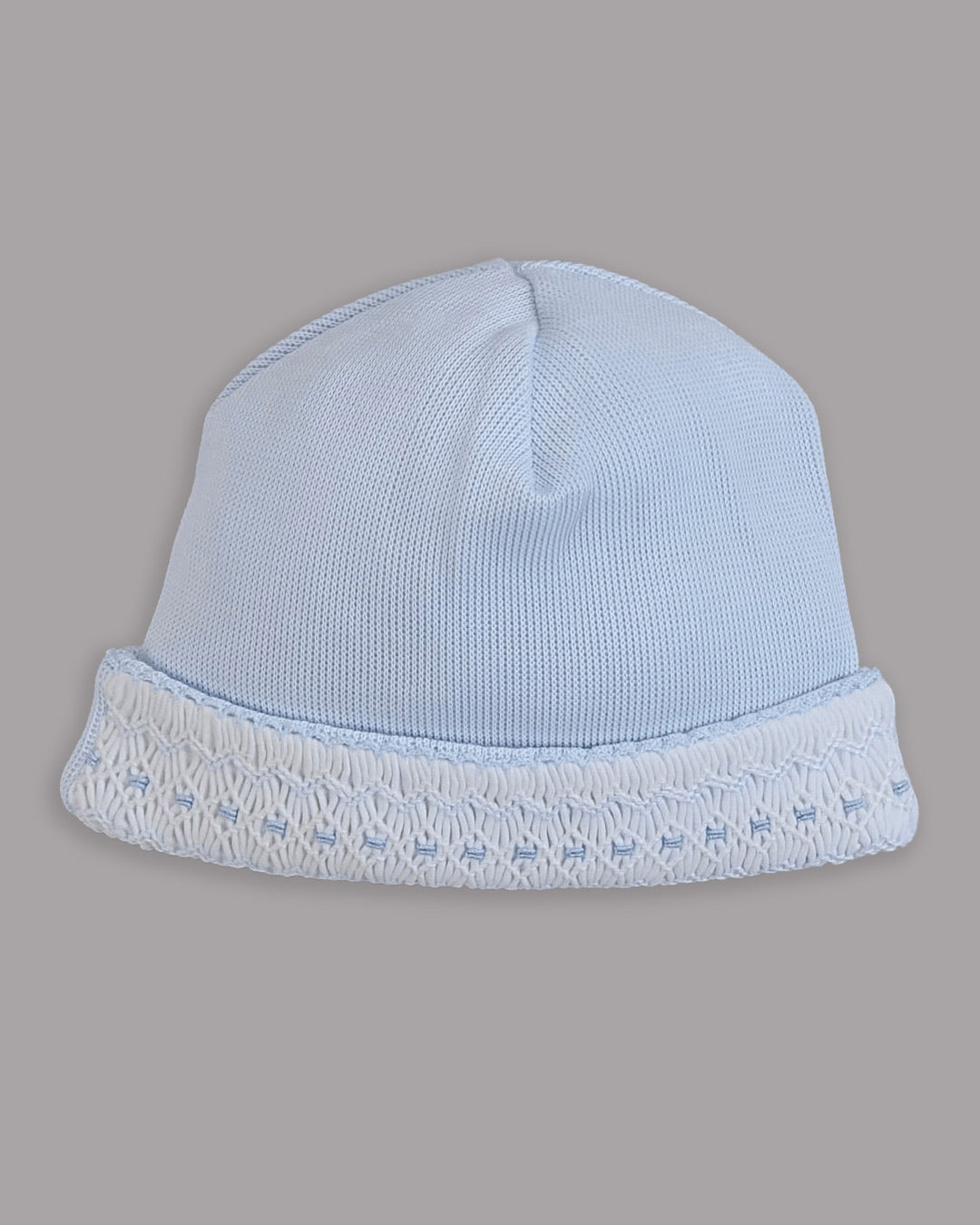 Gorritos de bebé en colores suaves, ideales para completar el atuendo de los más pequeños.