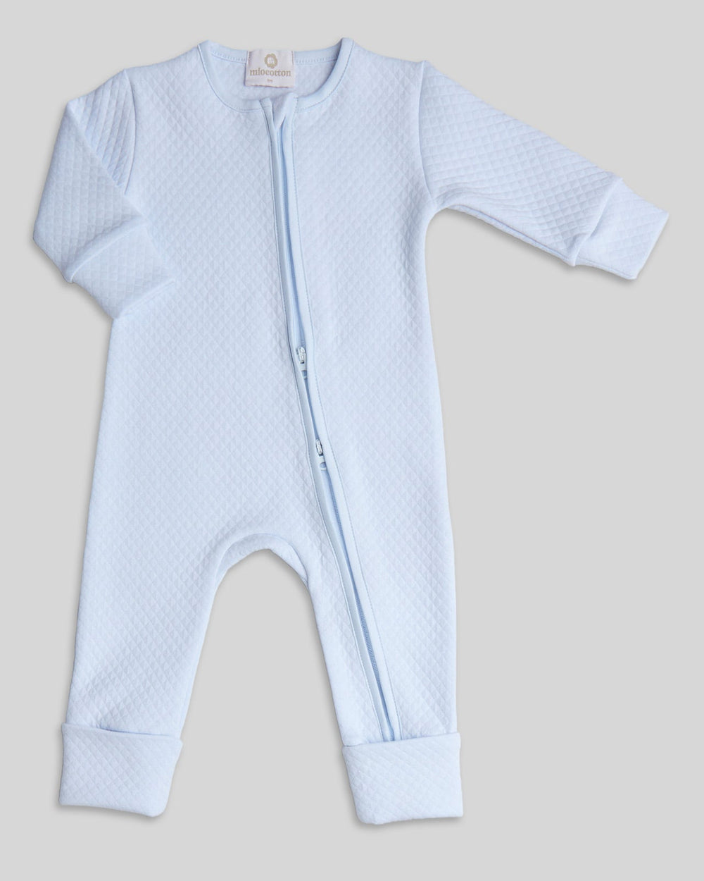 Enterizo con cierre pie reversible para bebés en color celeste, práctico y elegante.