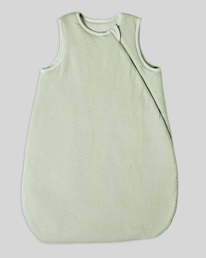 Bolsa de dormir bebe en materiales suaves, perfecta para noches tranquilas y seguras.