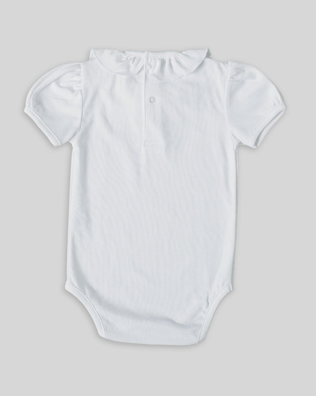 Body con cuello para bebés en color blanco, práctico y elegante.