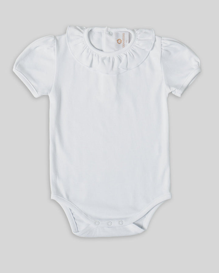 Body con cuello para bebés en color blanco, práctico y elegante.