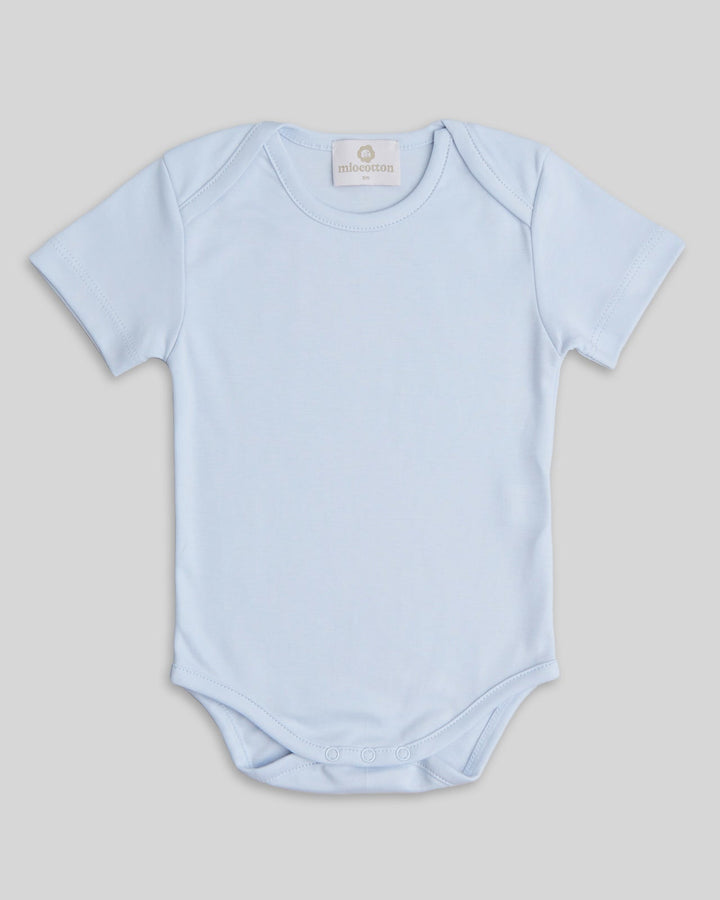 Body para bebés en color celeste, práctico y elegante.
