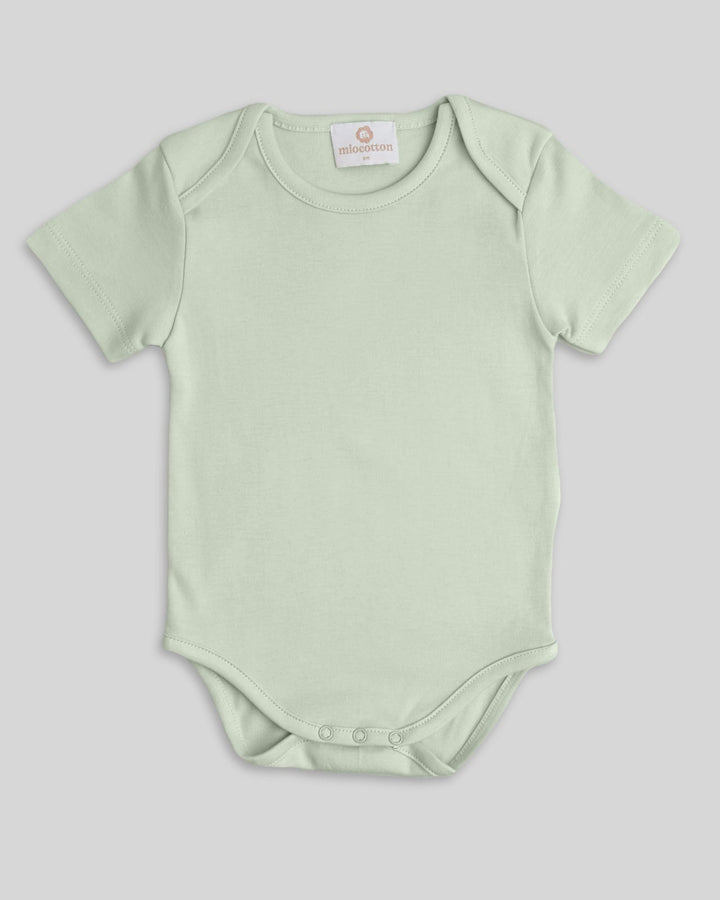 Body para bebés en color pistachio, práctico y elegante.