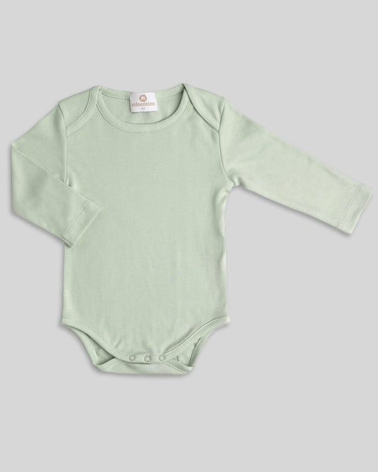 Body para bebés en color pistachio, práctico y elegante.