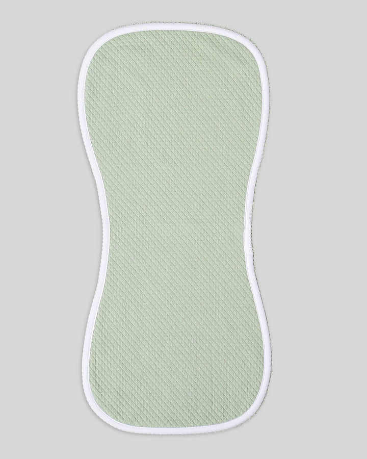 Hombrera en color pistacho, lavable y duradera, ideal para el cuidado diario del bebe.
