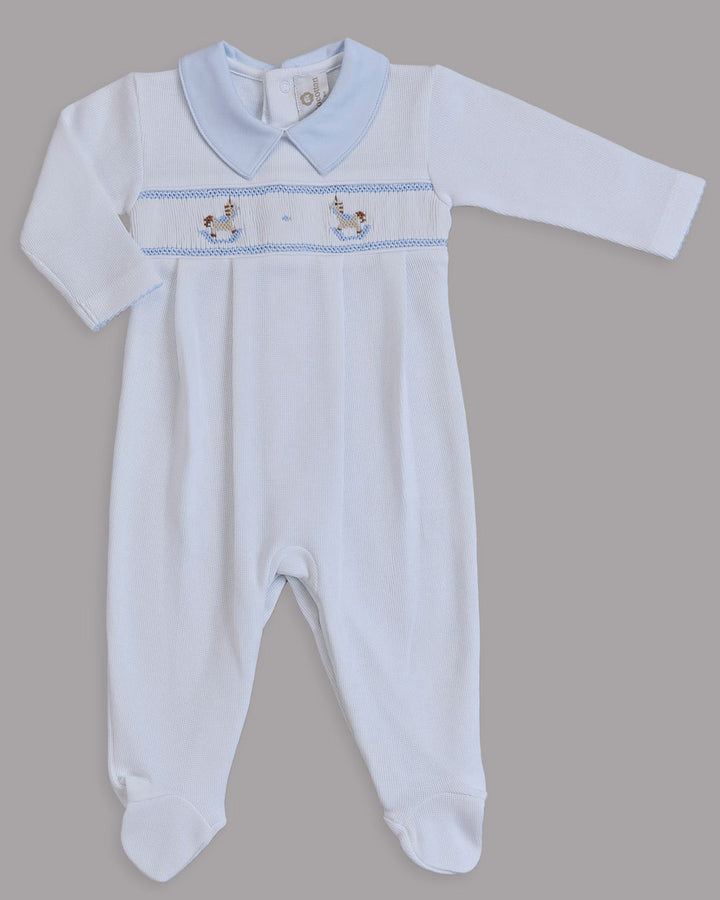 Enterizo blanco para bebé con detalles en celeste, ideal para combinar estilo y ternura.