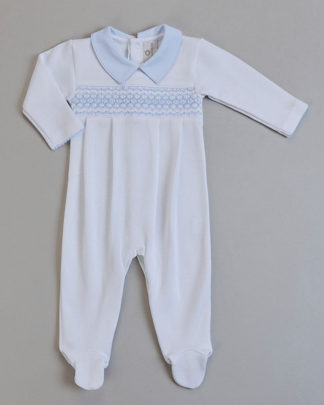 Enterizo blanco para bebé, elegante y cómodo para momentos especiales o el día a día.