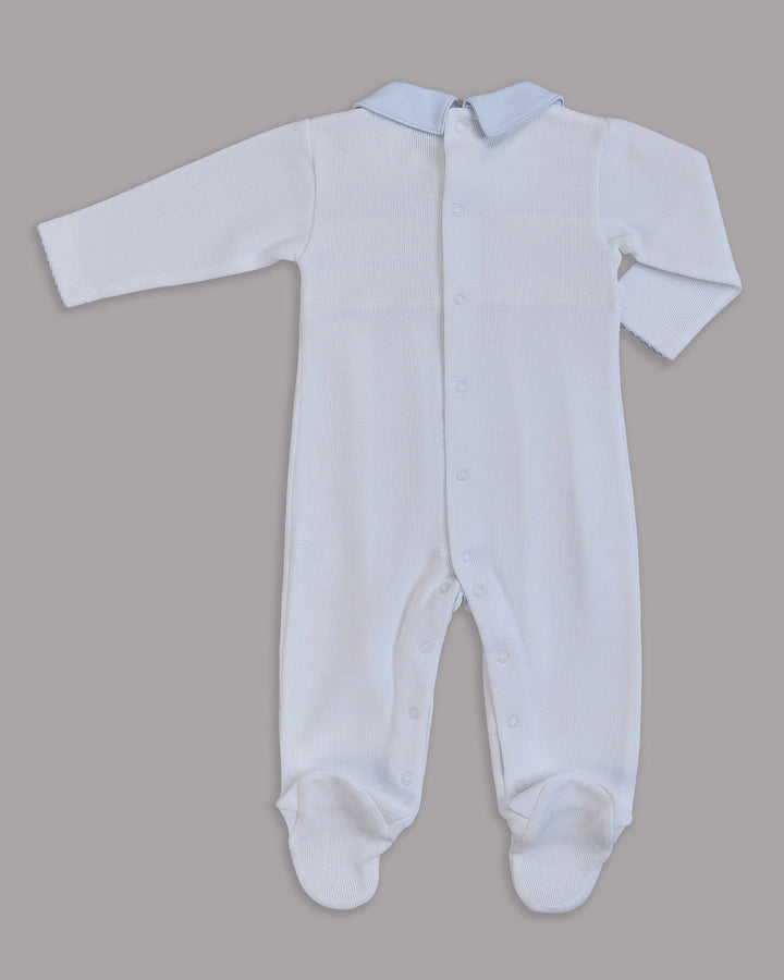 Enterizo blanco con celeste para bebé, práctico y encantador.