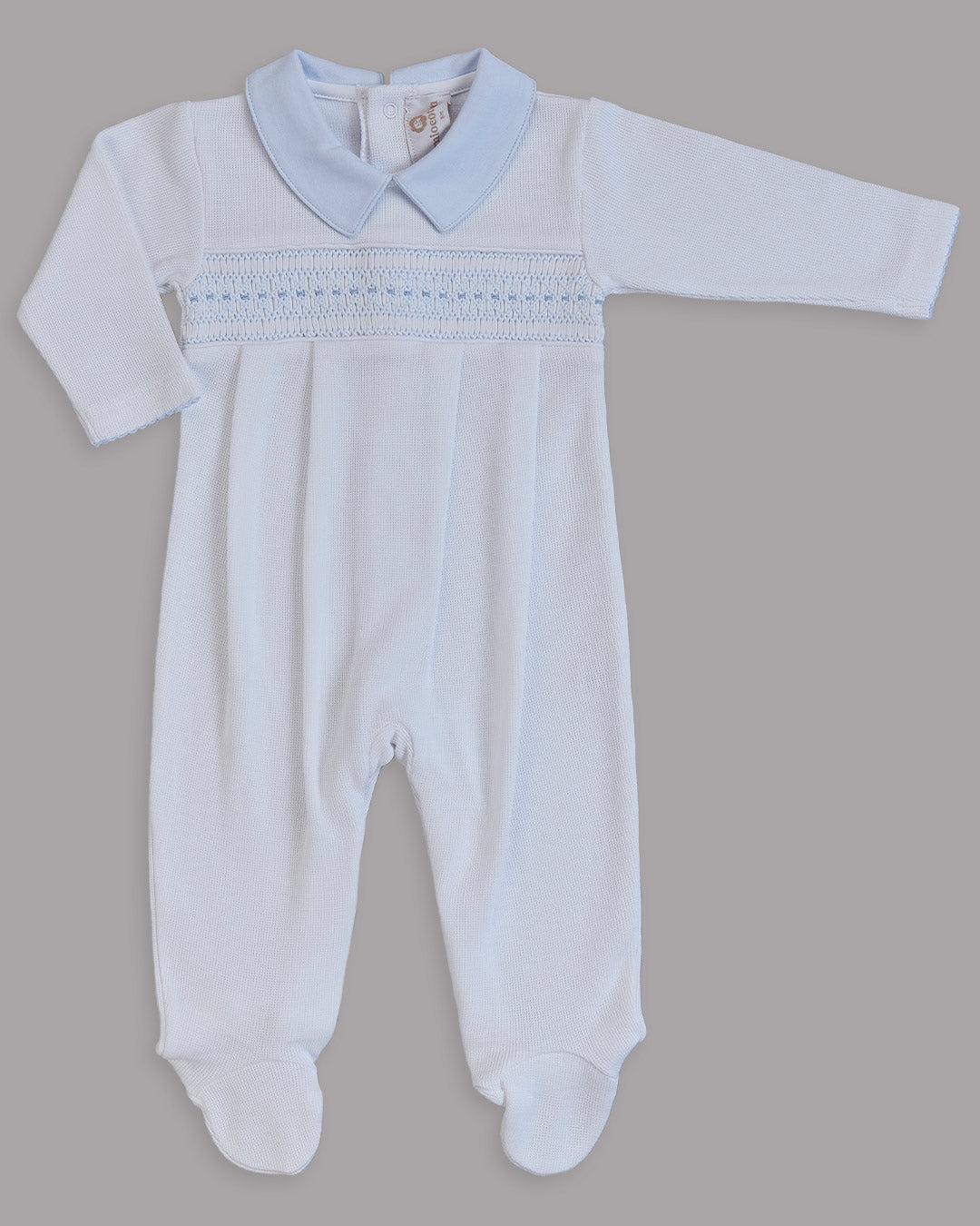 Enterizo blanco con celeste para bebé, práctico y encantador.