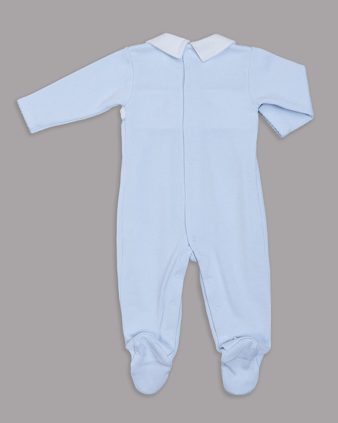 Enterizo celeste con detalles blancos para bebé, ideal para ocasiones importantes.