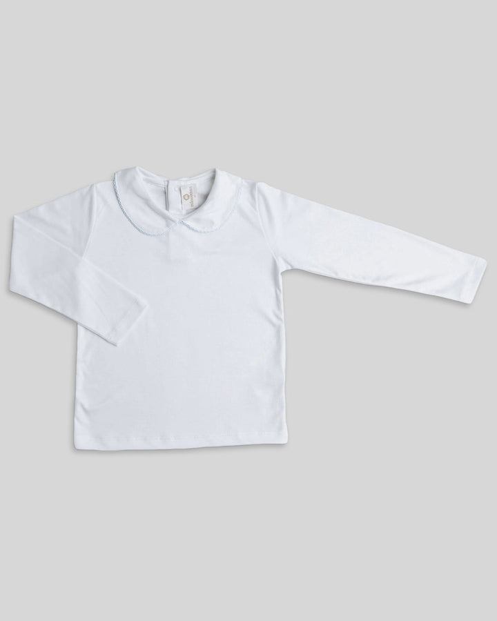 Polo blanco con picoeta celeste para niños, comodo y con un diseño clasico ideal para el dia a dia.