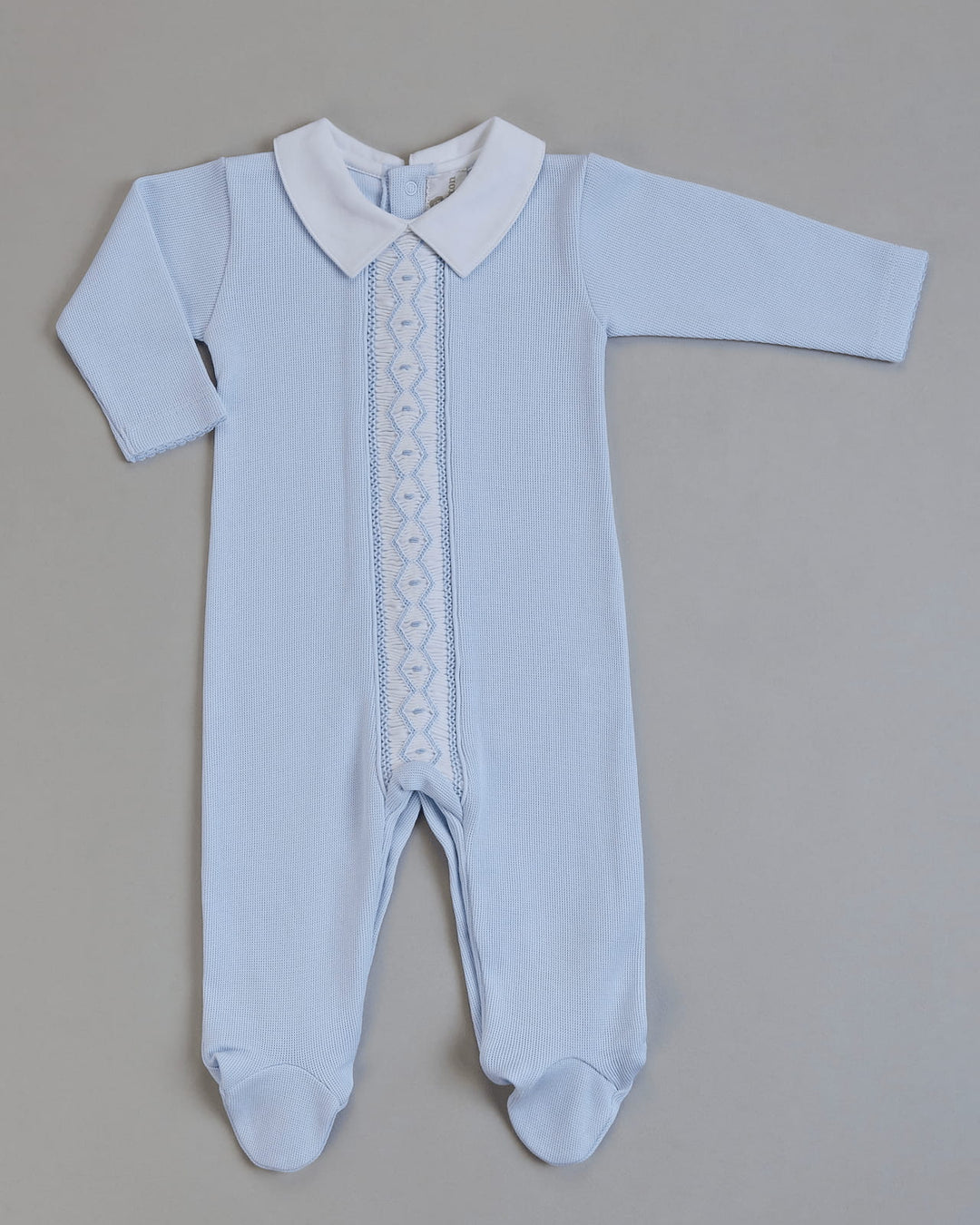 Enterizo celeste para bebé, ideal para eventos y uso diario.