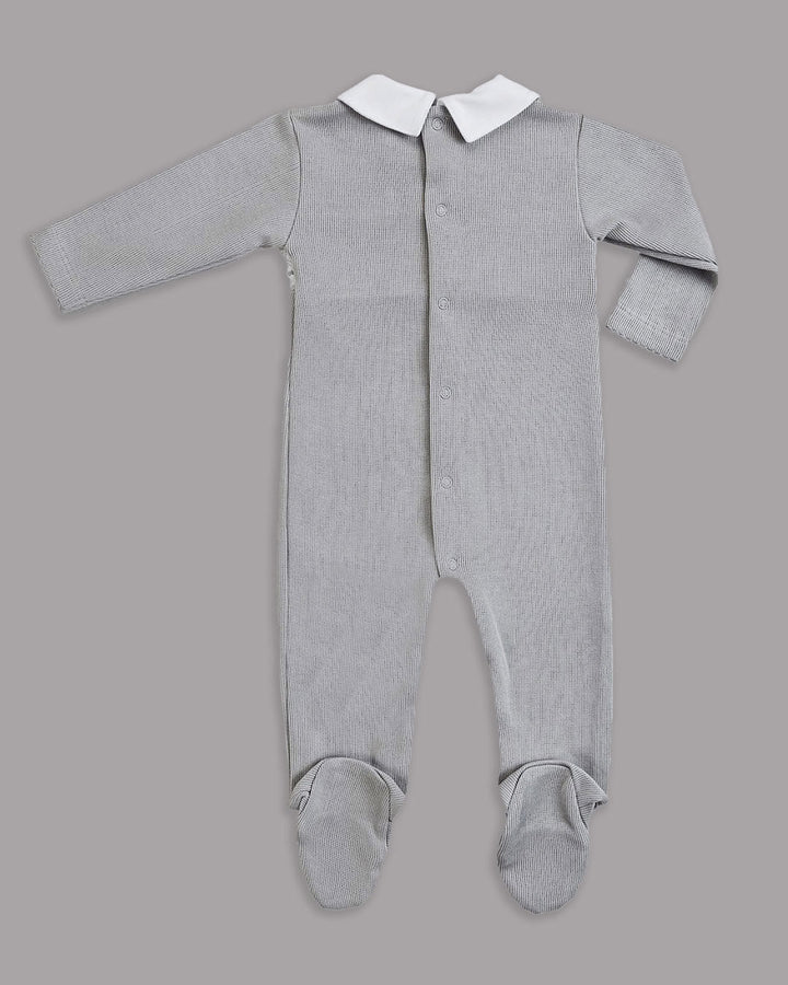 Enterizo gris con blanco para bebé, práctico y elegante para toda ocasión.
