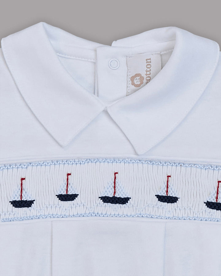 Bombacho para bebes en color blanco con bordado punto smock barcos