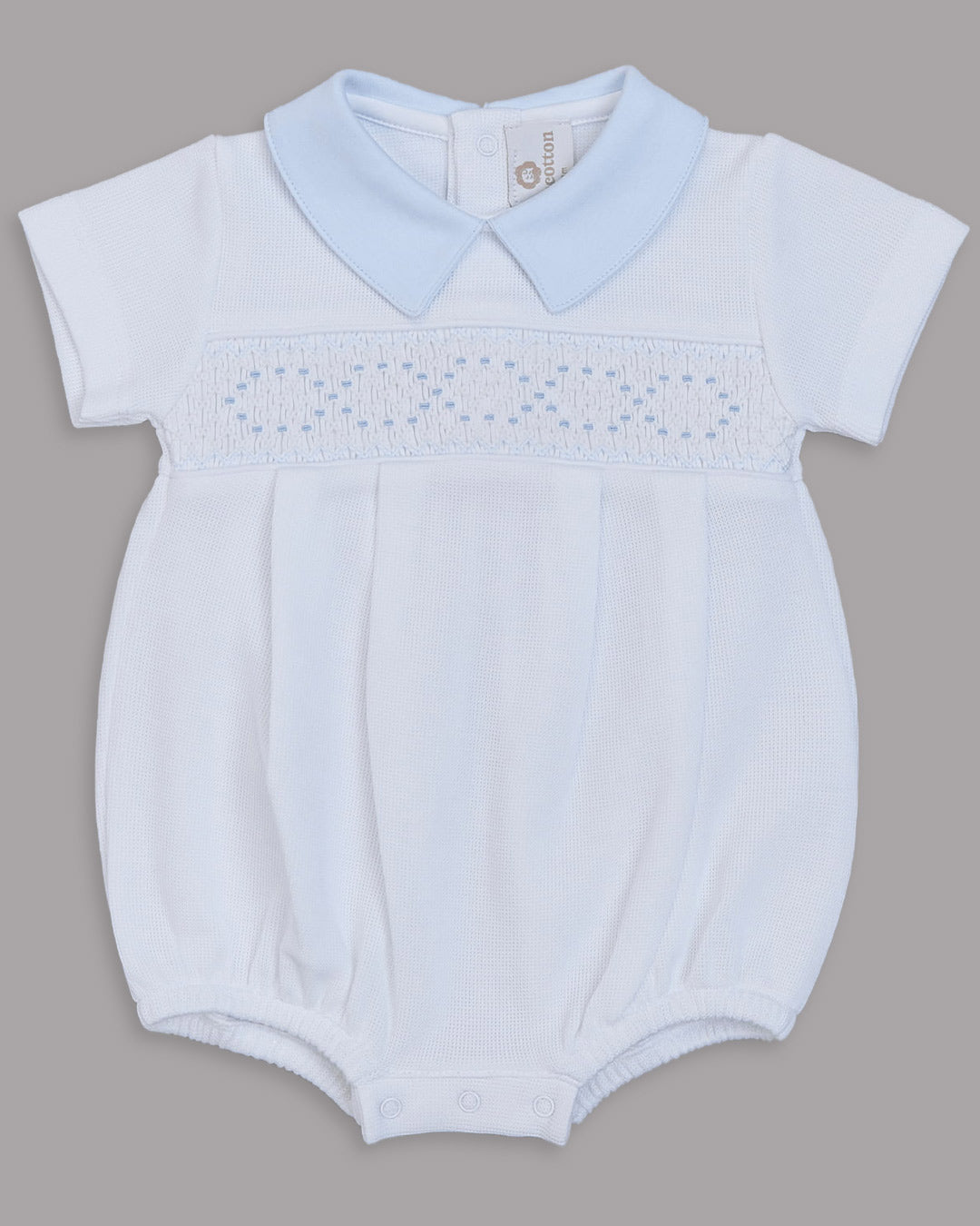 Bombacho de bebé en blanco con toques celestes, ideal para cualquier ocasión especial o casual.