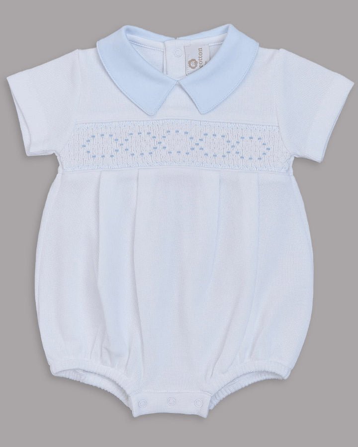 Bombacho de bebé en blanco con toques celestes, ideal para cualquier ocasión especial o casual.
