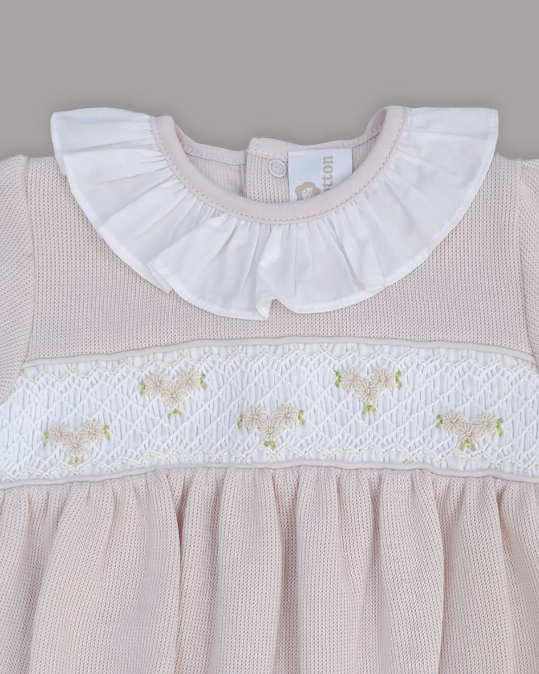 Bombacho en color nude para bebé, diseño suave y versátil para combinar con cualquier atuendo.