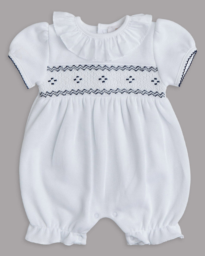 Enterizo corto Julieta para bebes en color blanco con bordado punto smock 