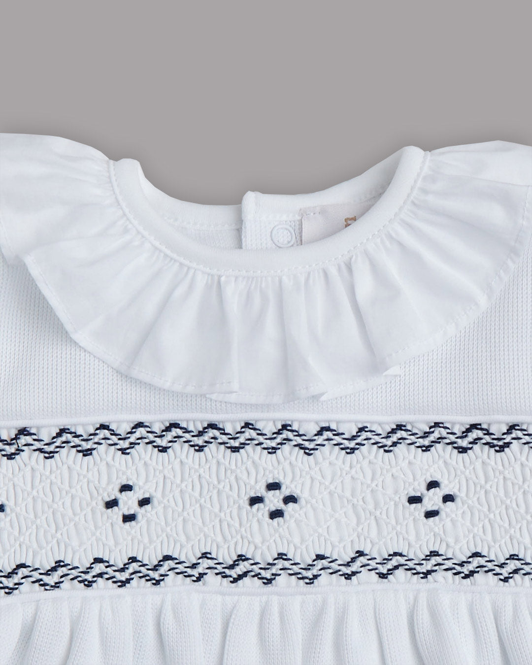 Enterizo corto Julieta para bebes en color blanco con bordado punto smock 