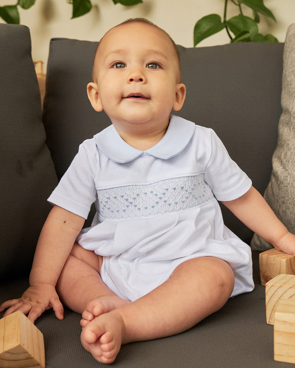 Bombacho de bebé en blanco con toques celestes, ideal para cualquier ocasión especial o casual.