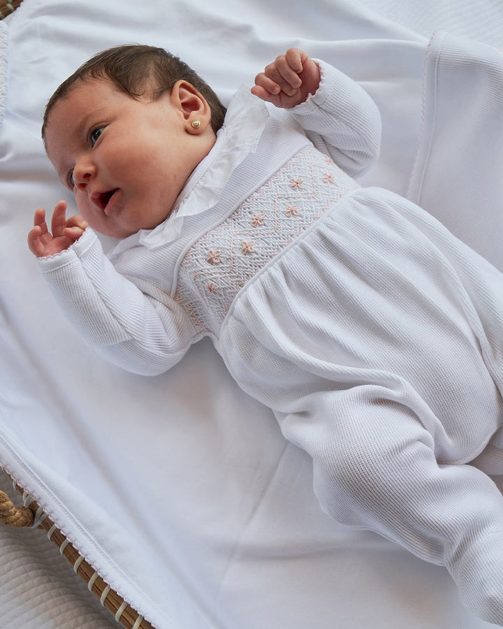 Enterizo blanco para bebé, elegante y cómodo para momentos especiales o el día a día.