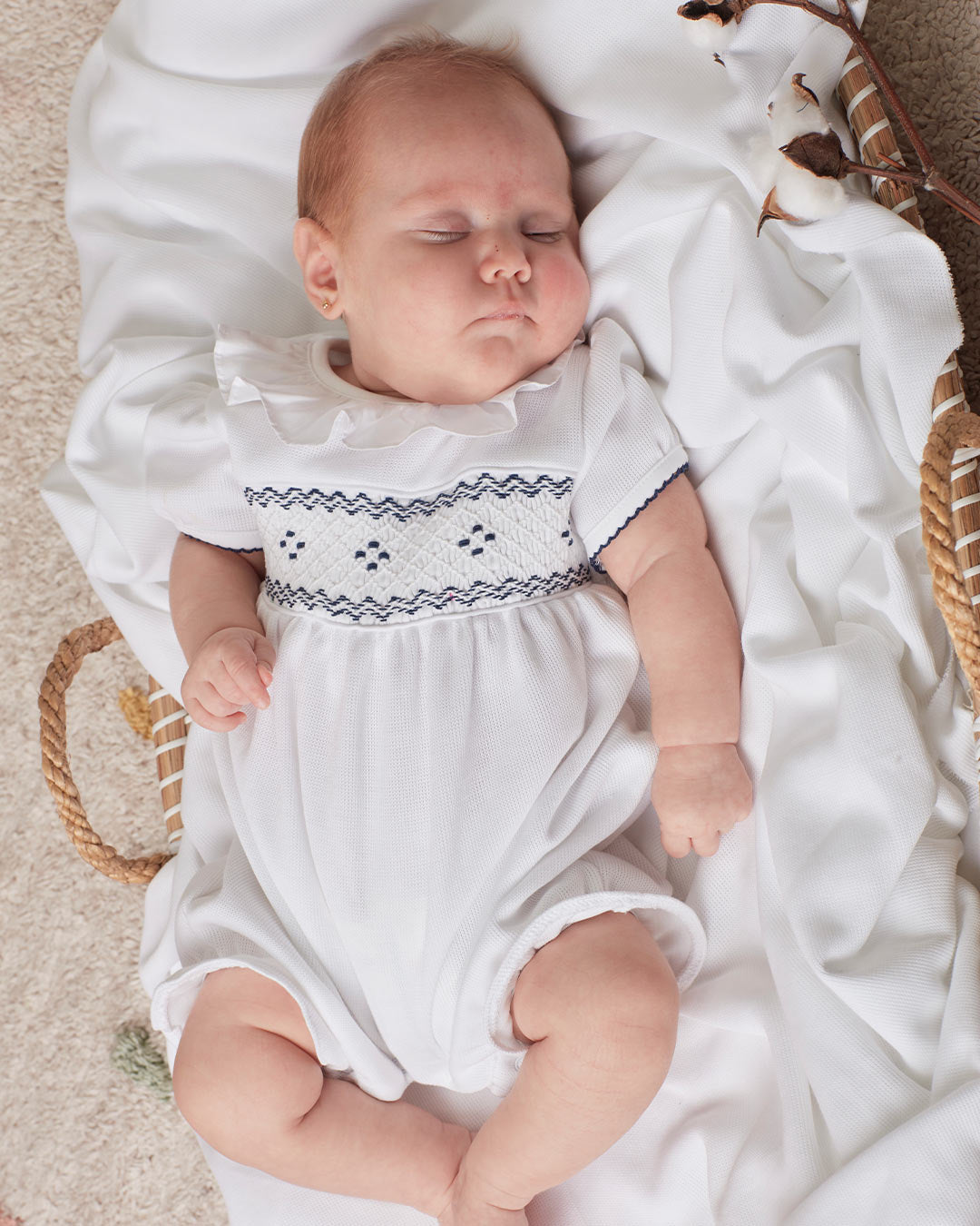 Enterizo corto Julieta para bebes en color blanco con bordado punto smock 
