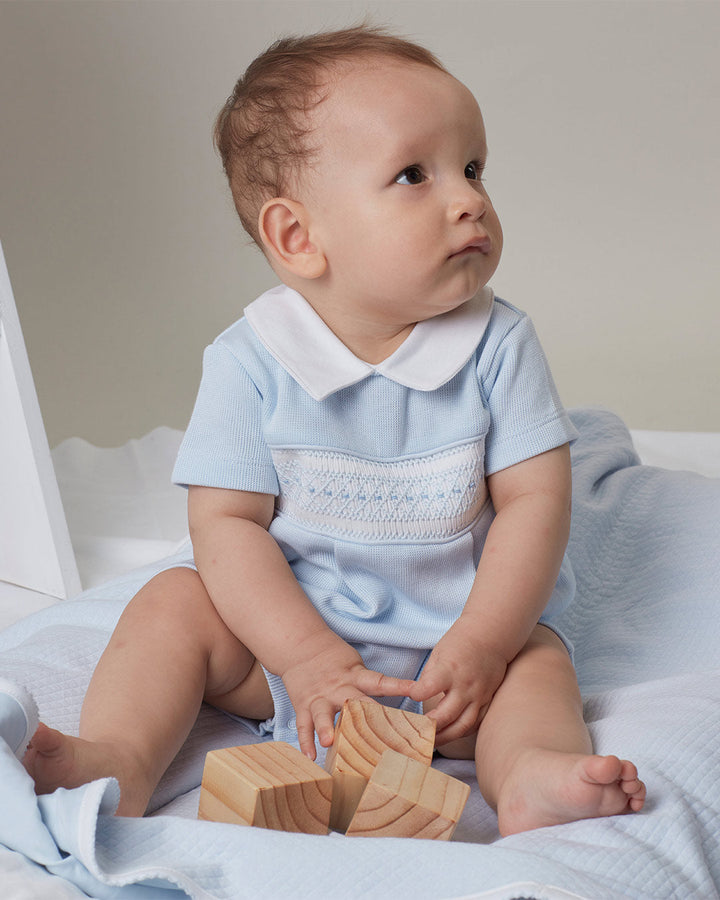Enterizo corto Alessi para bebes en color celeste con bordado punto smock 