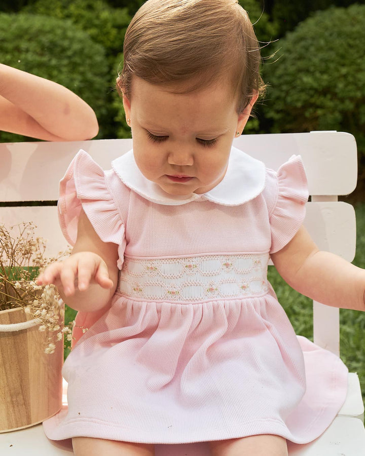 Mini Vestido Emma para niña en color rosado con bordado punto smock