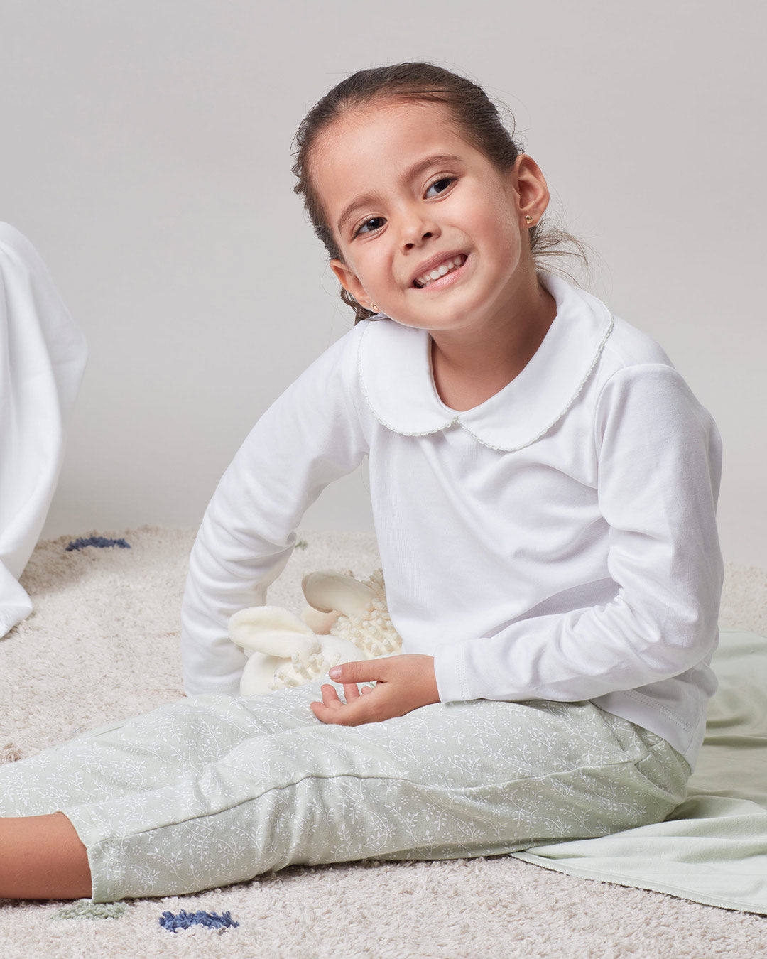 Polo blanco con picoeta Blanco para niñas, comodo y con un diseño clasico ideal para el dia a dia.