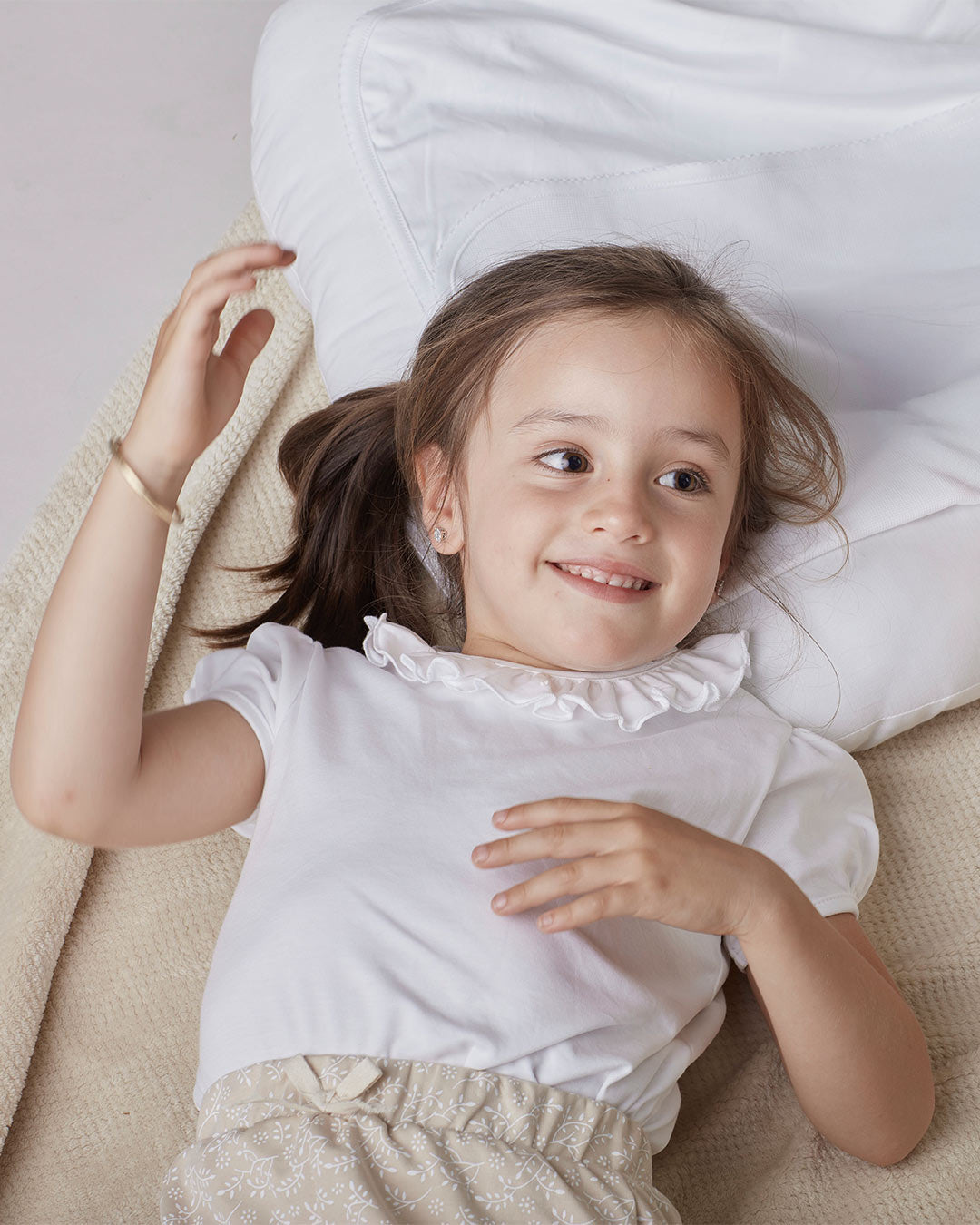 Polo para bebe o niñaen color blanco, comodo y suave, ideal para el uso diario.