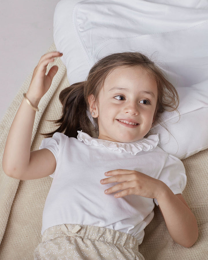 Polo para bebe o niñaen color blanco, comodo y suave, ideal para el uso diario.