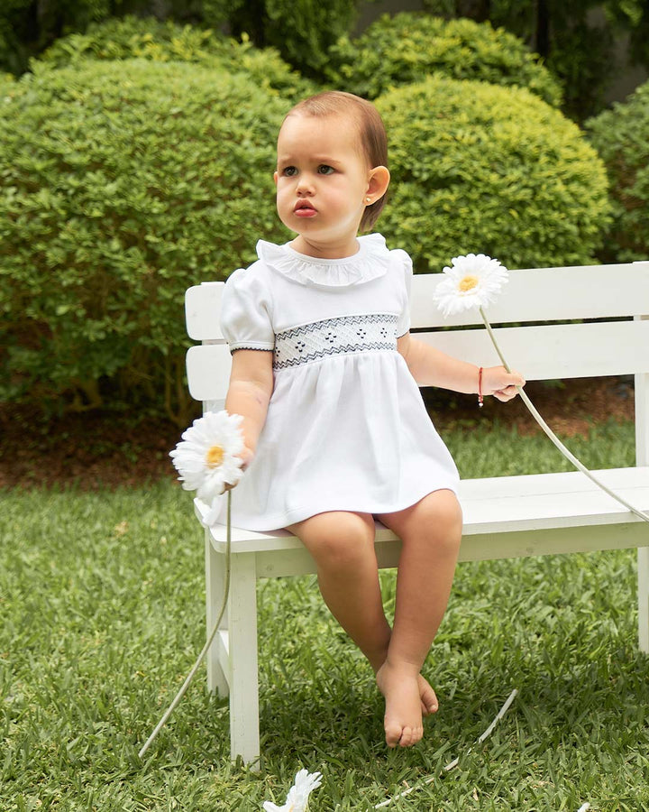 Mini Vestido Julieta para niña en color blanco con bordado punto smock