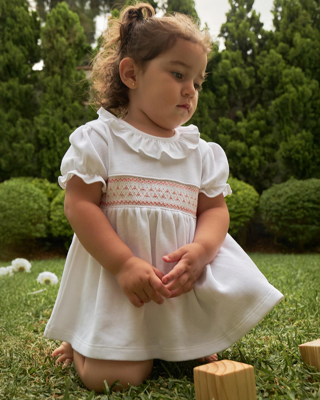 Mini Vestido Daphne para niña en color blanco con bordado punto smock