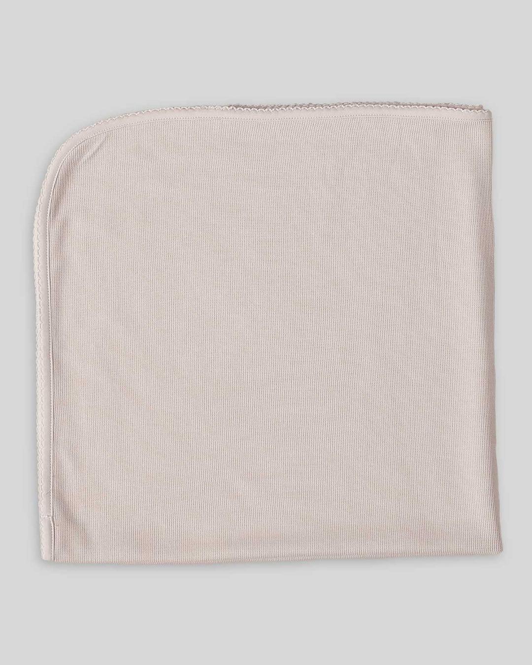 Mantas para bebés en tono nude, elegantes y suaves, diseñadas para brindar comodidad y calidez.