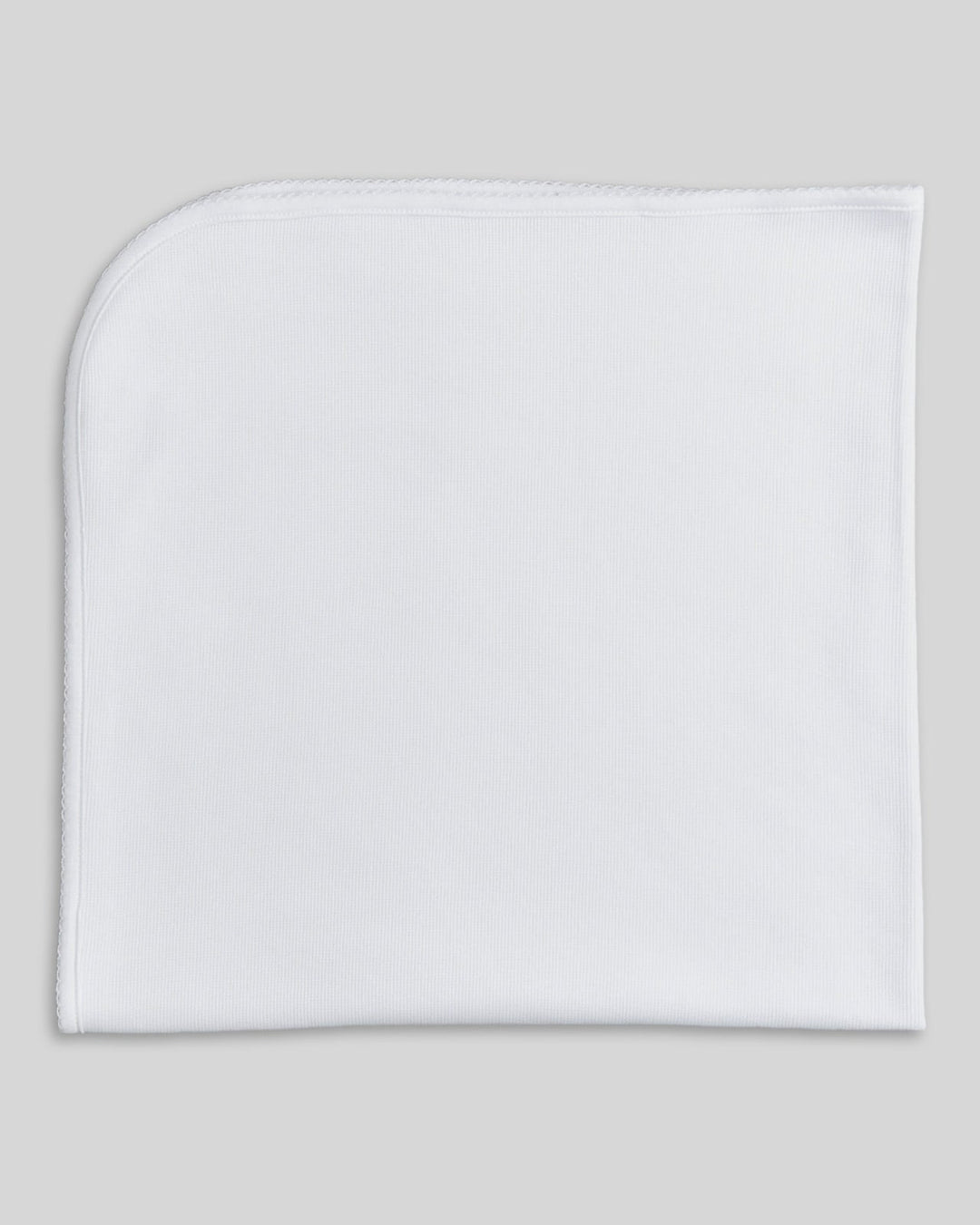 Manta para bebé en color blanco, suave y delicada, perfecta para abrigar y proteger a los más pequeños.